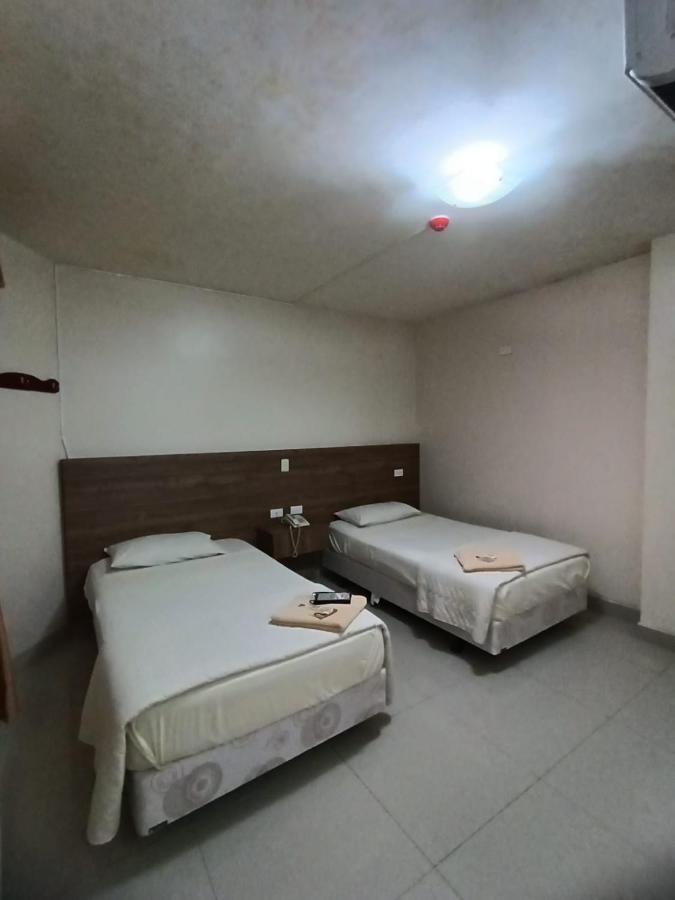 Hotel Quezada Hermanos Santo Domingo de los Colorados Kültér fotó
