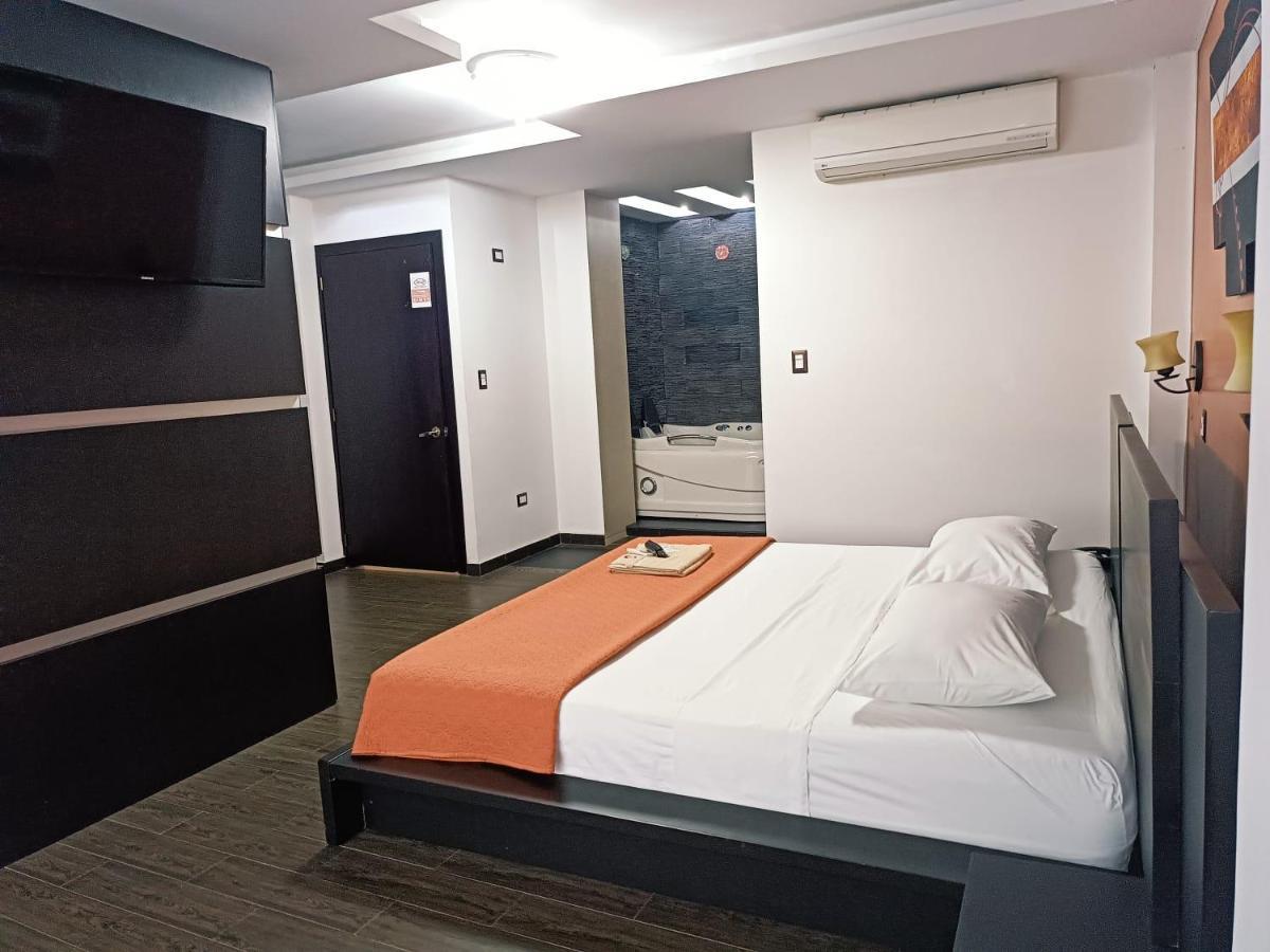 Hotel Quezada Hermanos Santo Domingo de los Colorados Kültér fotó