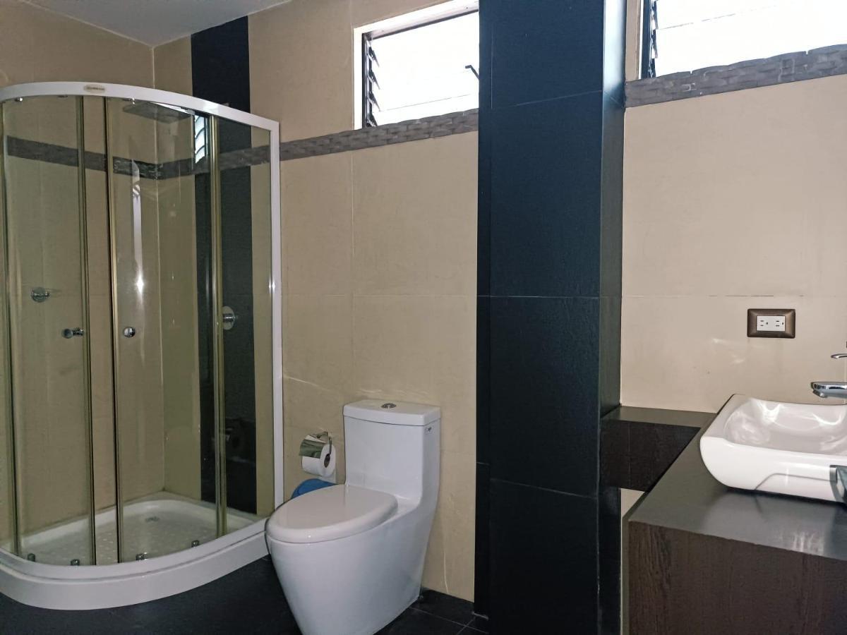 Hotel Quezada Hermanos Santo Domingo de los Colorados Kültér fotó