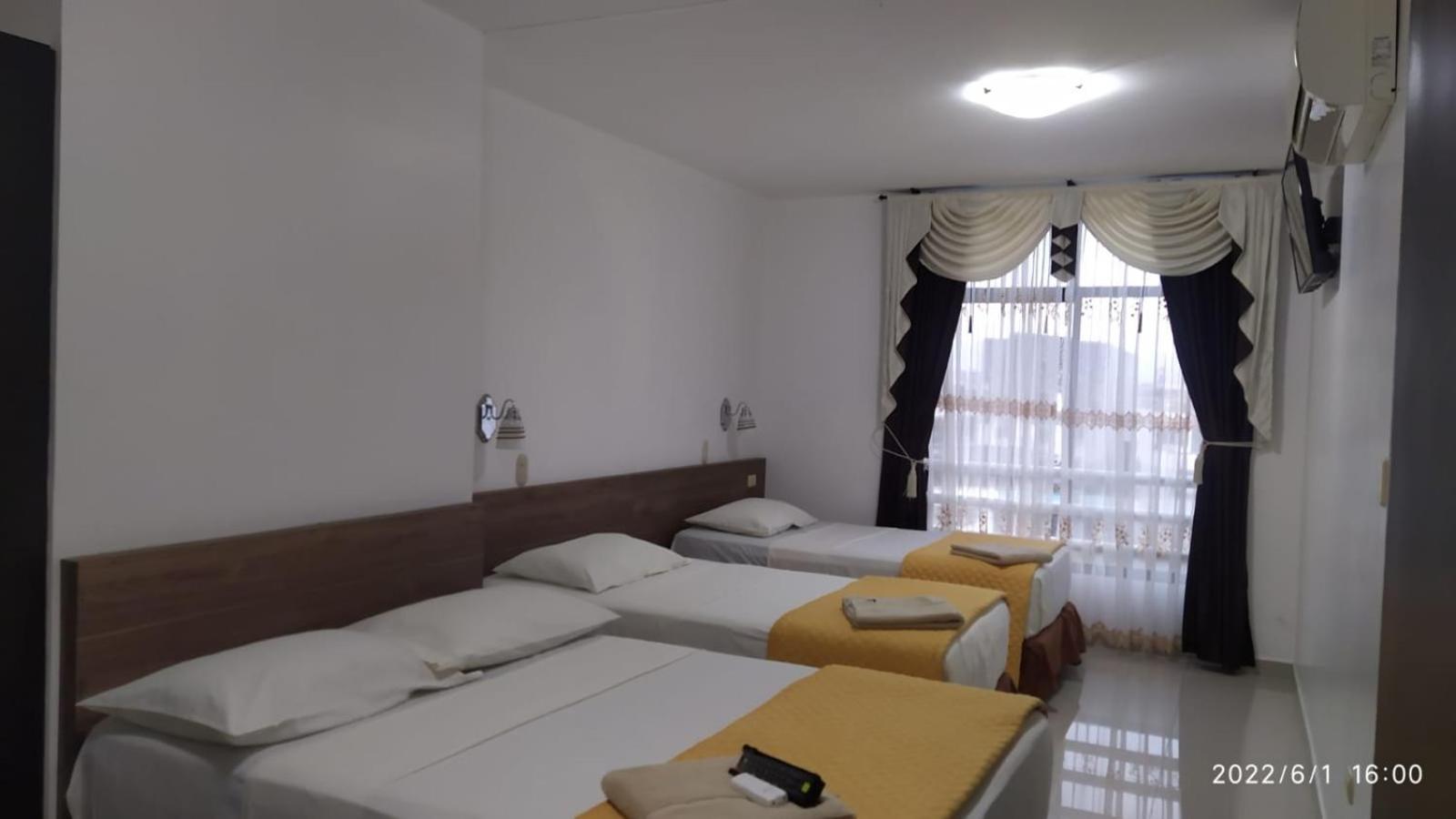 Hotel Quezada Hermanos Santo Domingo de los Colorados Kültér fotó